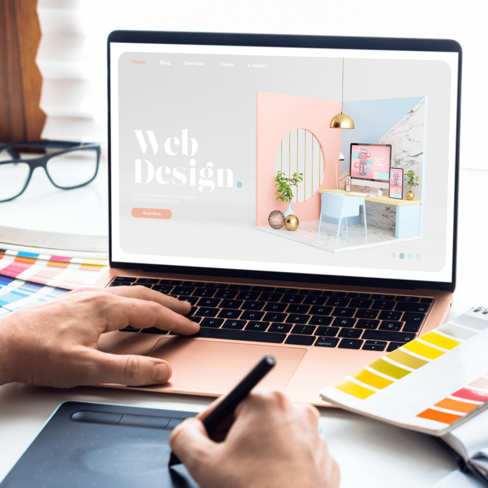 Person am Laptop mit der Schrift Webdesign